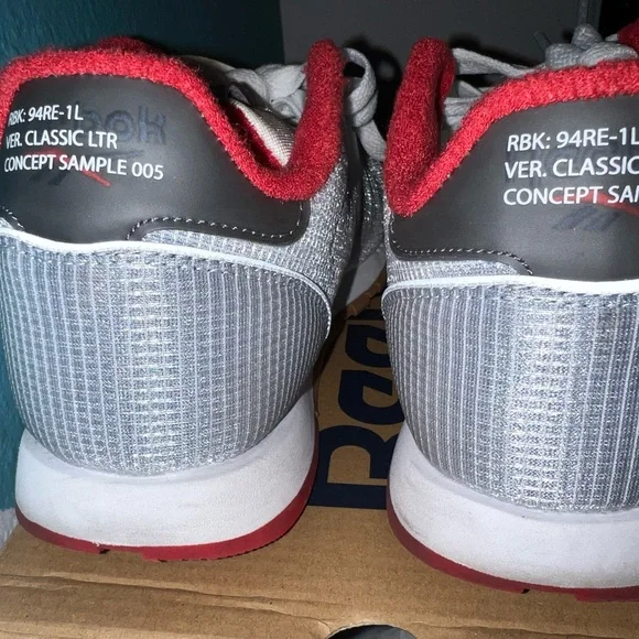 Classic Reebok - Picture 3 of 4